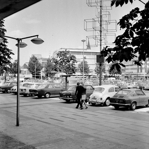 126714 Afbeelding van geparkeerde auto's op de promenade langs de Jaarbeurs op het Vredenburg te Utrecht.